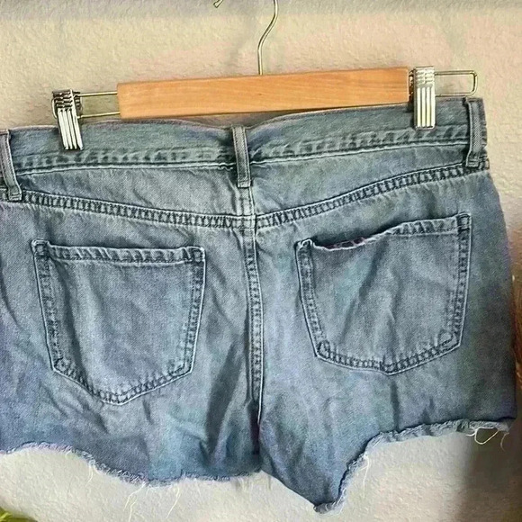 Old navy shorts - Picture 2 of 3